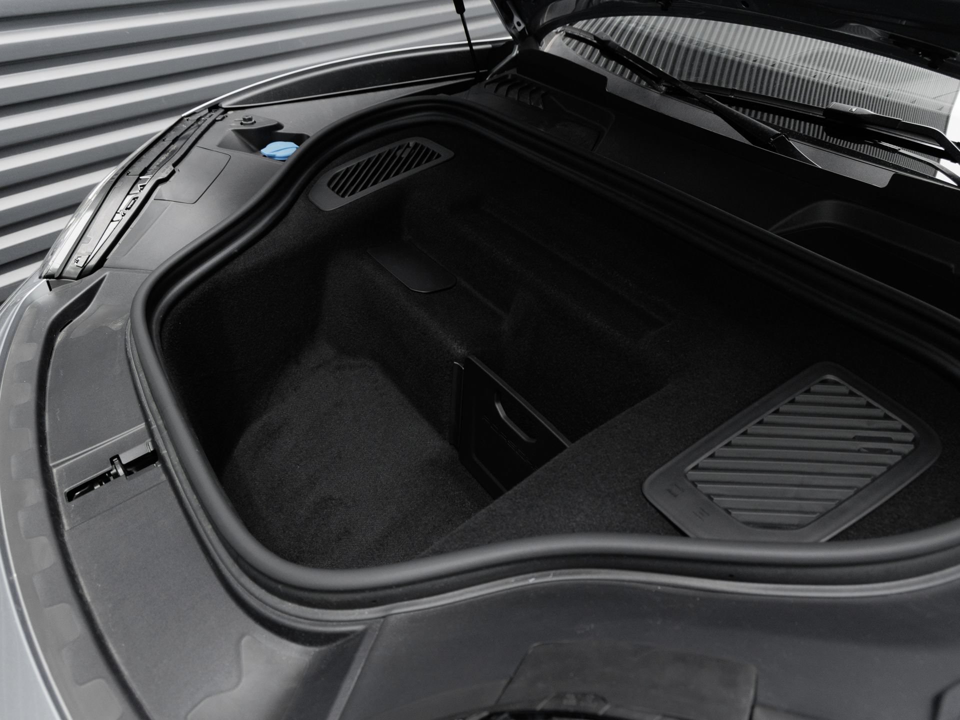 Certified 2025 Porsche Macan Electric RWD image 41