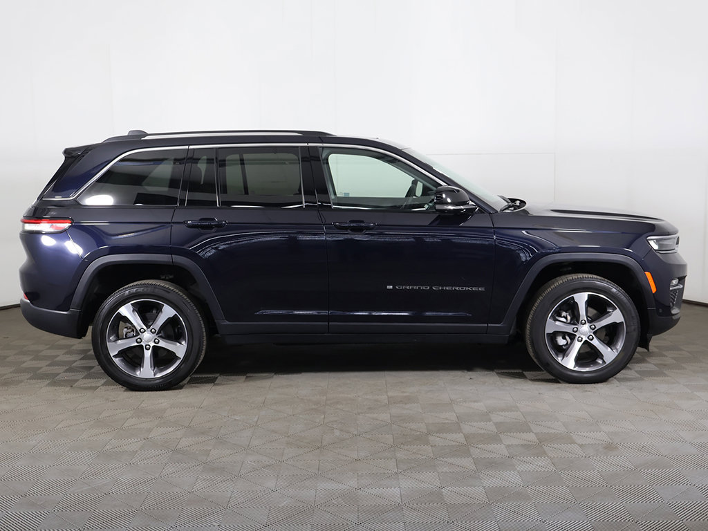 Used 2023 Jeep Grand Cherokee Limited w/ Luxury Tech Group II AWD/4WD image 21