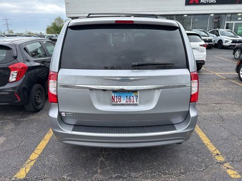 Used 2015 Chrysler Town & Country Touring FWD image 3
