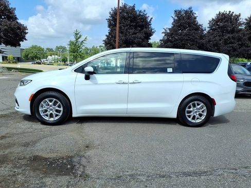 Used 2023 Chrysler Pacifica Touring-L FWD image 2
