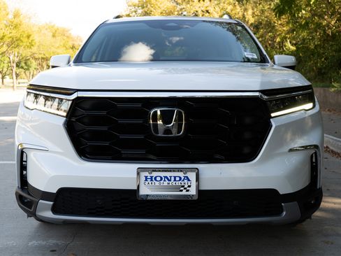 Certified 2025 Honda Pilot Touring image 3