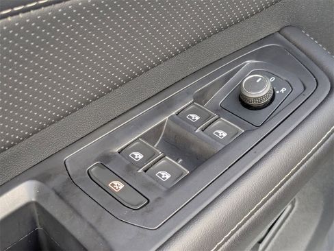 Used 2025 Volkswagen Atlas SE image 15