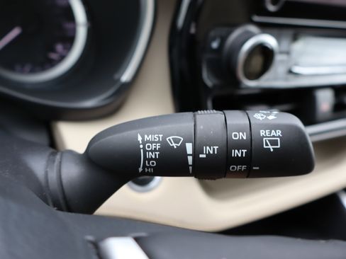 Used 2024 Toyota Highlander XLE AWD/4WD image 23