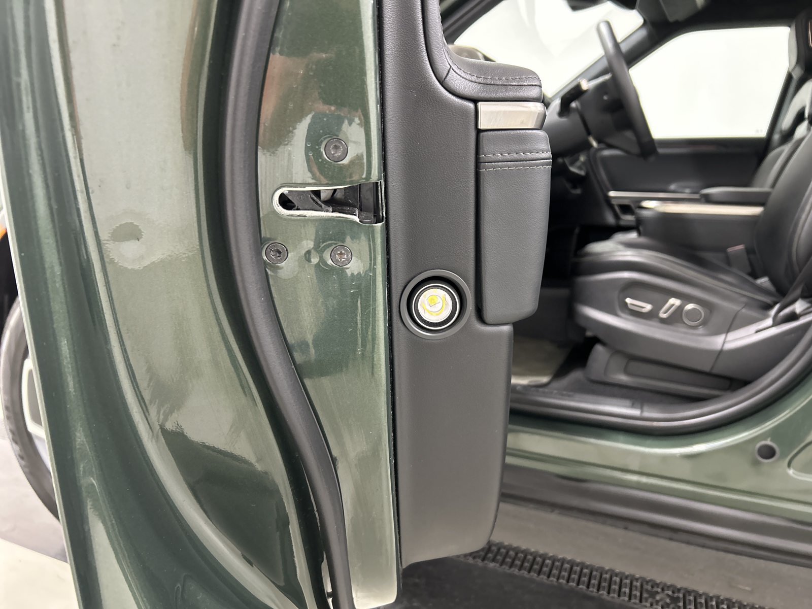 Used 2024 Rivian R1S Adventure Quad AWD/4WD image 32