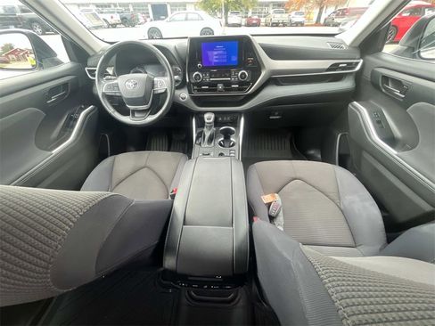 Used 2023 Toyota Highlander LE image 19