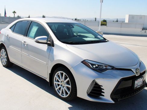 Used 2018 Toyota Corolla SE FWD image 2