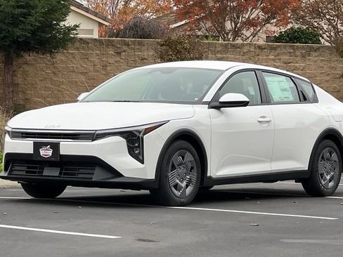New 2025 Kia K4 LX image 8