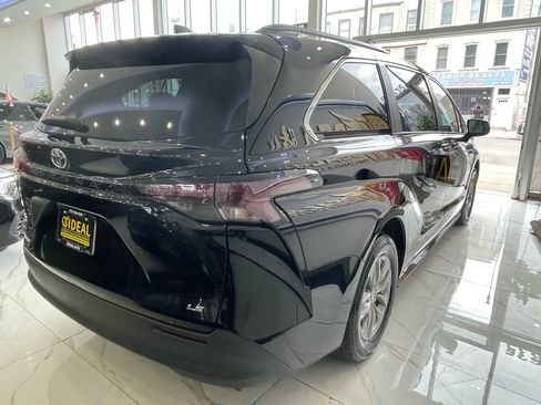 Used 2025 Toyota Sienna LE image 6