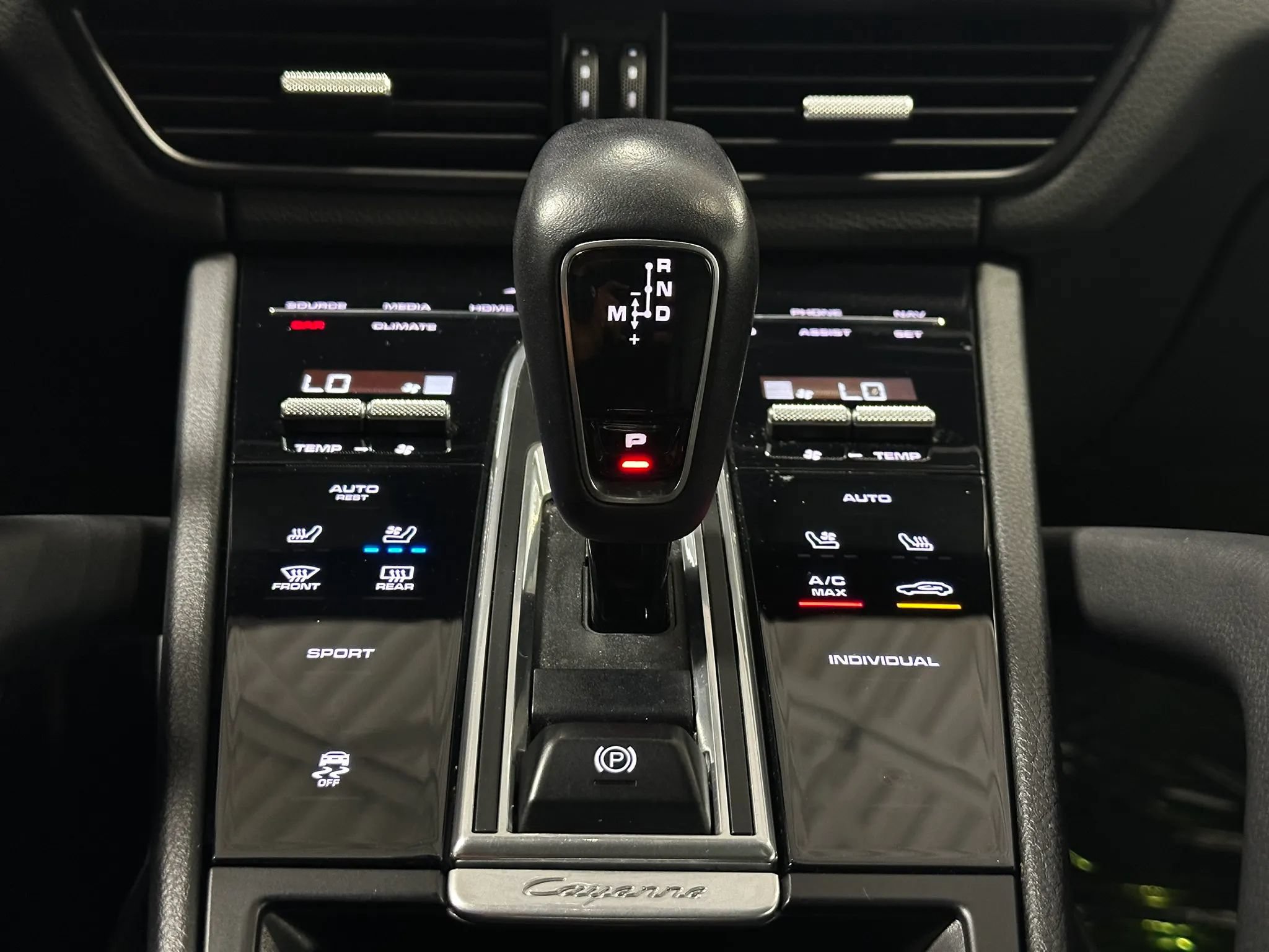 Used 2022 Porsche Cayenne w/ Premium Package AWD/4WD image 48