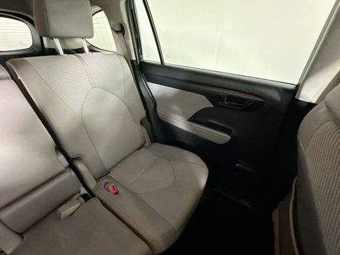 Used 2020 Toyota Highlander LE AWD/4WD image 14