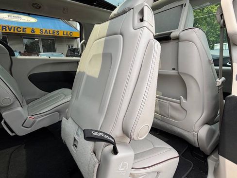 Used 2017 Chrysler Pacifica Limited FWD image 19