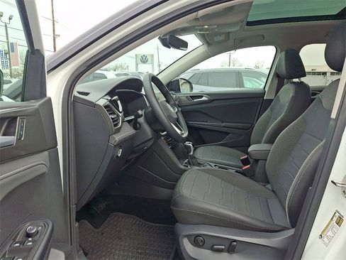Certified 2025 Volkswagen Taos SE image 13