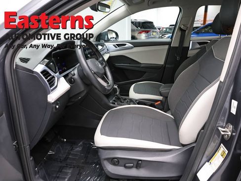 Used 2025 Volkswagen Taos SE AWD/4WD image 14