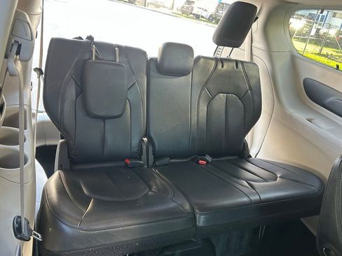 Certified 2020 Chrysler Pacifica Touring-L image 34