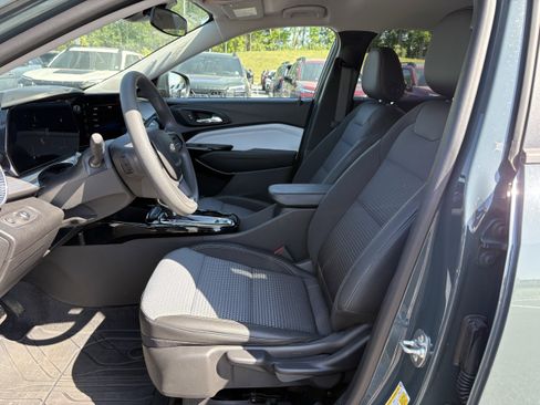 Used 2025 Chevrolet Trax LT FWD image 27