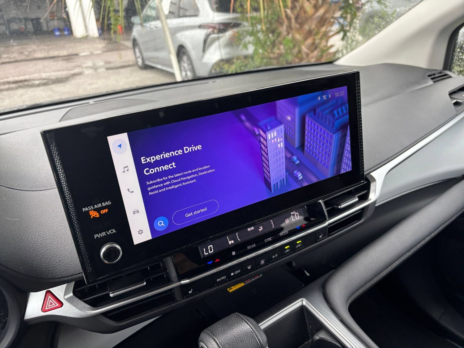 Used 2025 Toyota Sienna XLE FWD image 19