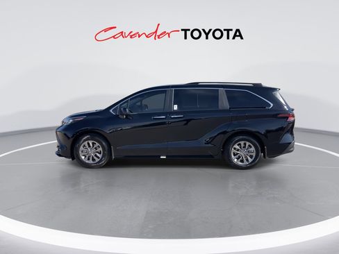 Certified 2025 Toyota Sienna XLE image 5