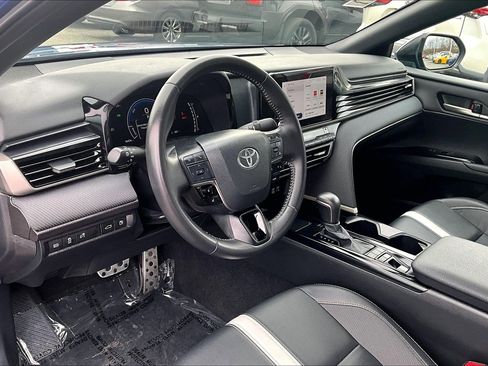 Used 2025 Toyota Camry SE image 13