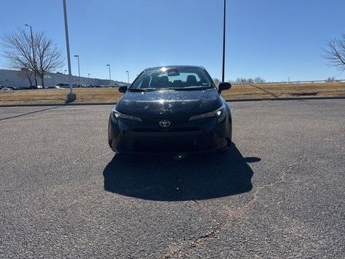 Used 2025 Toyota Corolla LE image 2