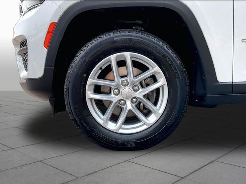 Used 2023 Jeep Grand Cherokee Laredo AWD/4WD image 11