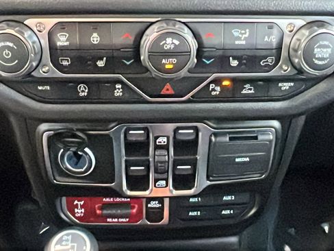 New 2025 Jeep Gladiator Willys image 23