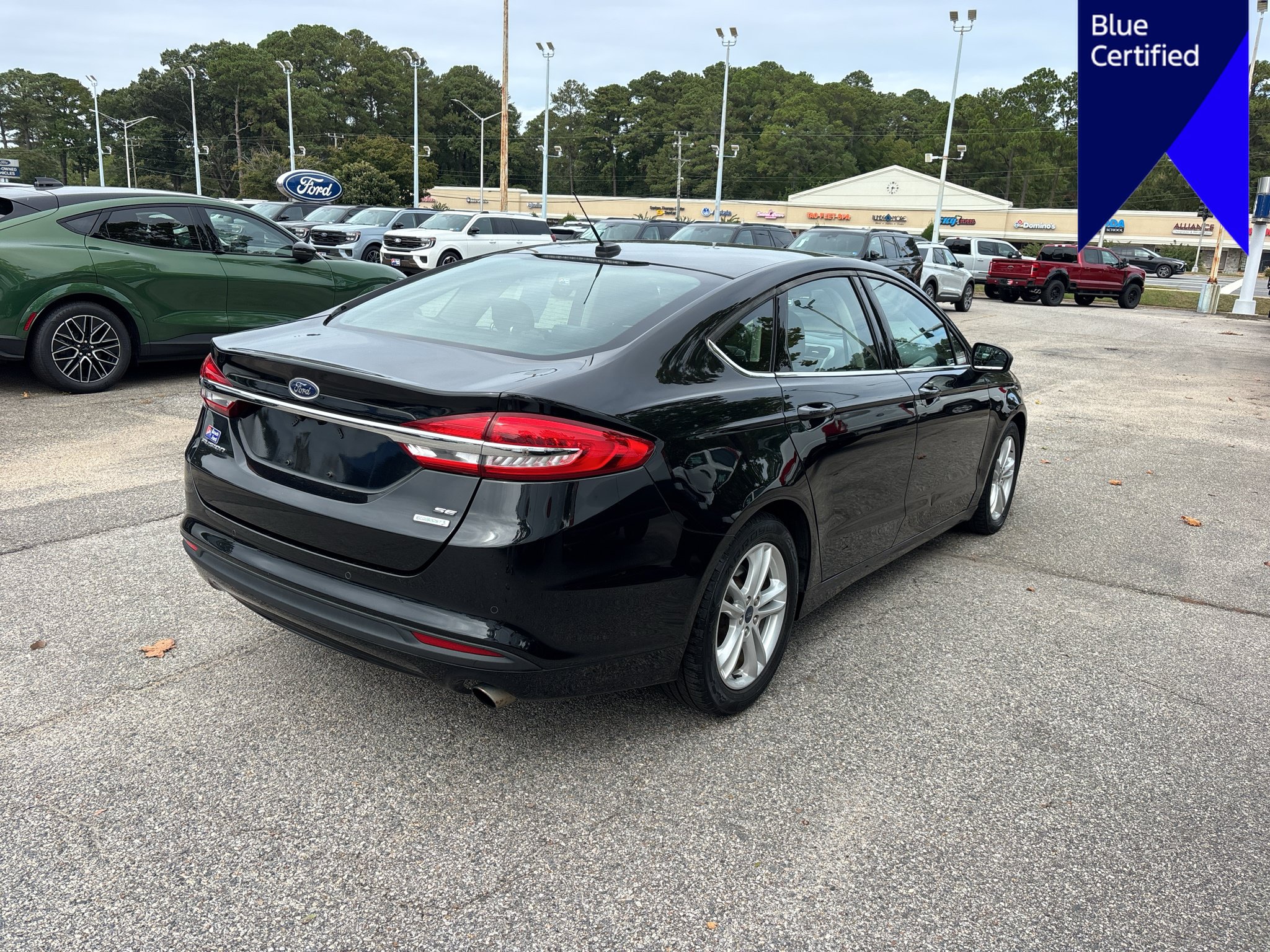 Used 2018 Ford Fusion SE w/ Fusion SE Technology Package FWD image 3