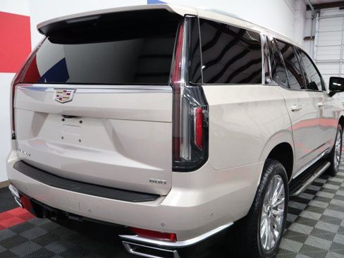Used 2021 Cadillac Escalade Premium Luxury w/ LPO, Illumination Package AWD/4WD image 19