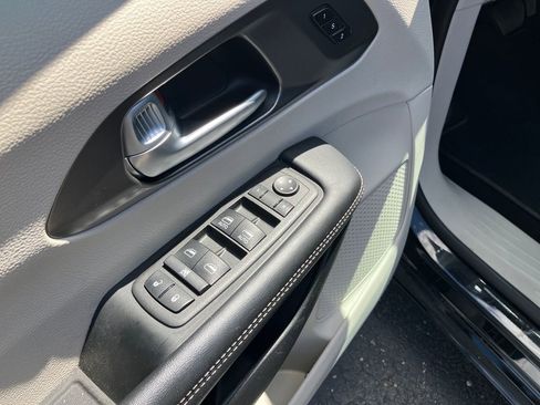 Used 2024 Chrysler Pacifica Touring-L FWD image 13