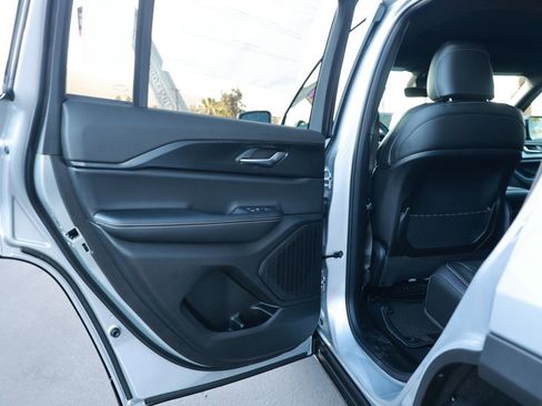 New 2025 Jeep Grand Cherokee Altitude image 30