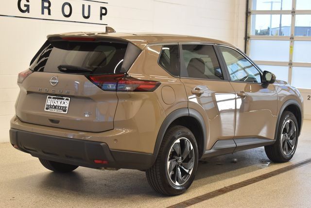 Used 2025 Nissan Rogue SV AWD/4WD image 4