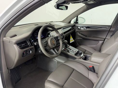 Certified 2026 Porsche Macan image 4