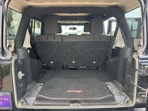 Used 2016 Jeep Wrangler Unlimited Sahara w/ Connectivity Group AWD/4WD image 32