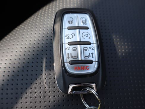 Used 2024 Chrysler Pacifica Premium FWD image 36
