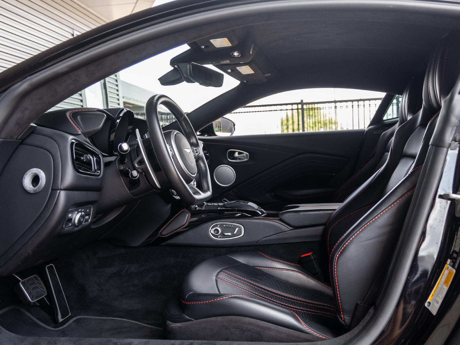 Used 2023 Aston Martin V8 Vantage Coupe RWD image 21