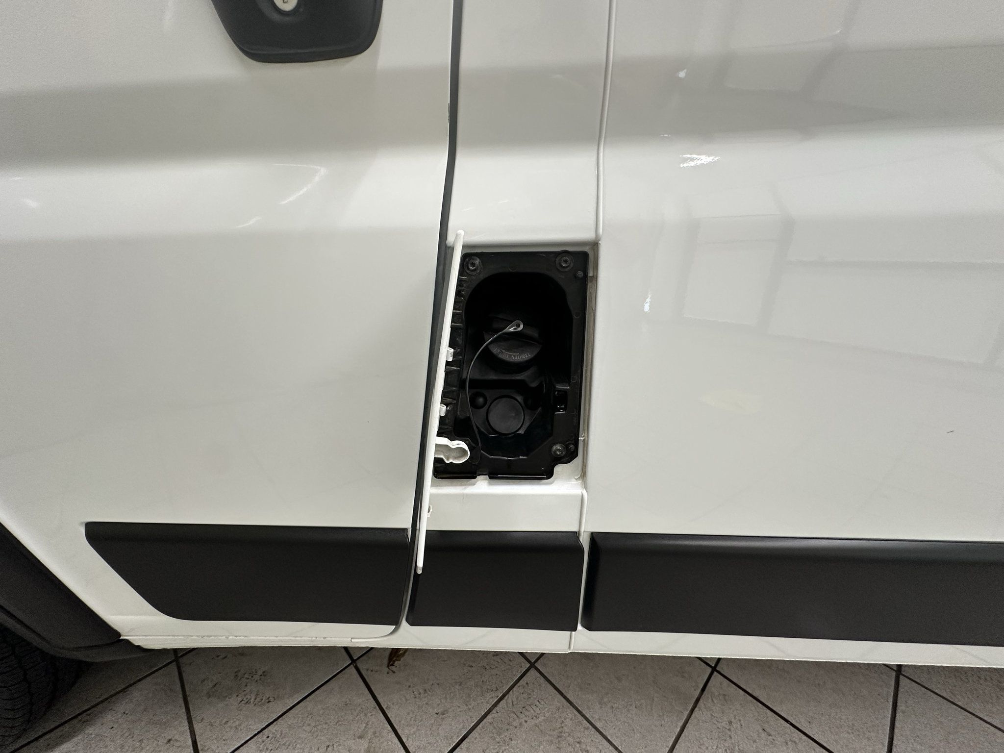 Used 2025 RAM ProMaster 2500 w/ U-Haul Equipment Group FWD image 17