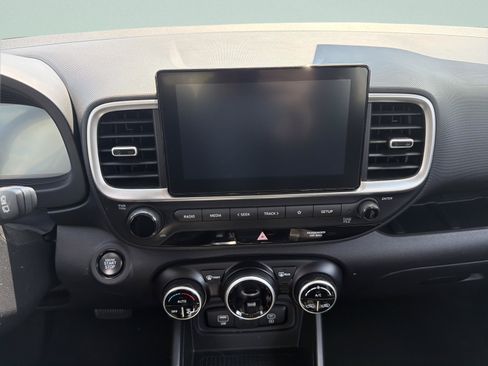 Used 2025 Hyundai Venue SEL FWD image 6