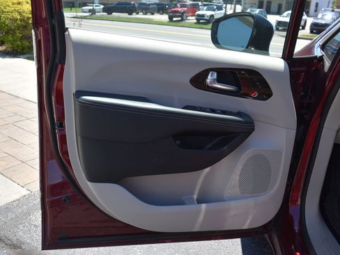Used 2023 Chrysler Pacifica Limited FWD image 12