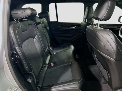 Used 2025 Jeep Grand Cherokee Altitude RWD image 25