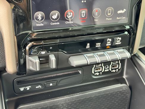 Used 2019 RAM 1500 Laramie AWD/4WD image 22
