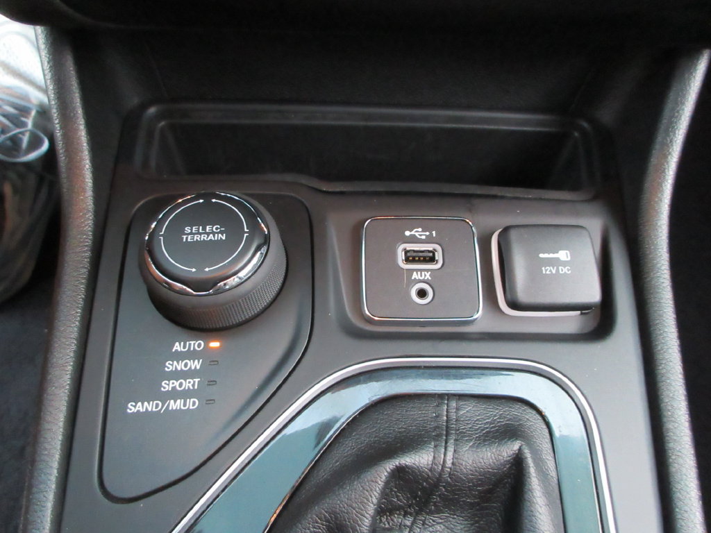 Used 2021 Jeep Cherokee Latitude Plus AWD/4WD image 28