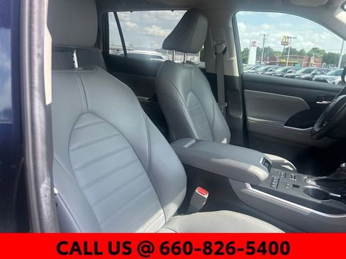Used 2022 Toyota Highlander XLE AWD/4WD image 6