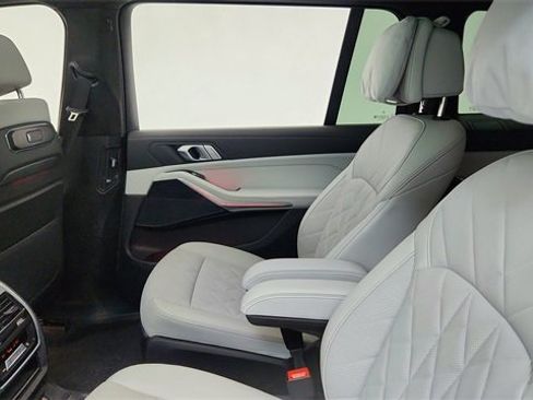 Used 2025 BMW X7 xDrive40i w/ M Sport Package image 32