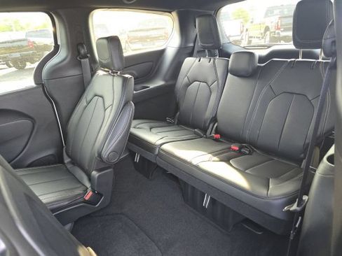 New 2027 Chrysler Pacifica Select AWD/4WD image 23