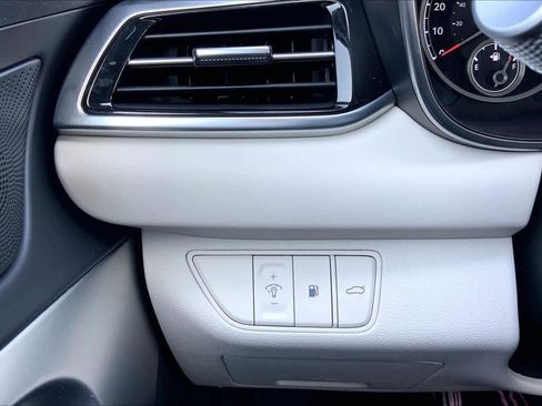 Used 2025 Genesis G70 2.5T RWD image 33