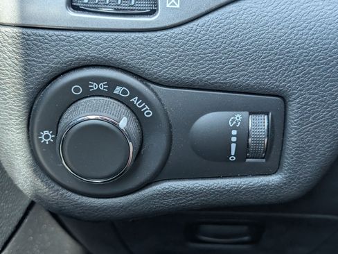 Used 2020 Jeep Cherokee Latitude FWD image 8
