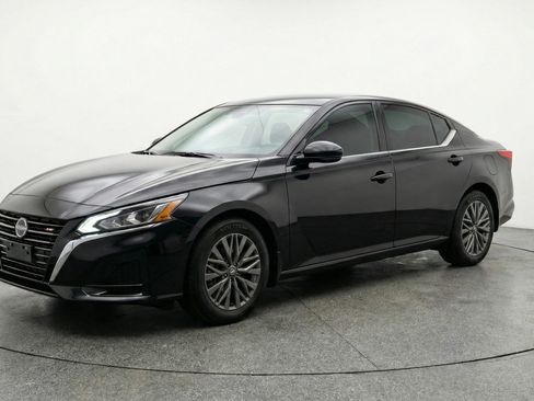 Used 2025 Nissan Altima 2.5 SV image 3