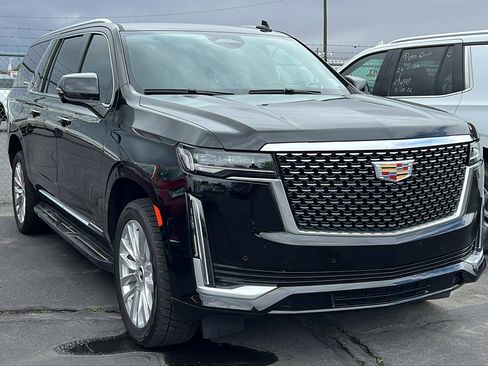 Used 2022 Cadillac Escalade ESV Luxury AWD/4WD image 2