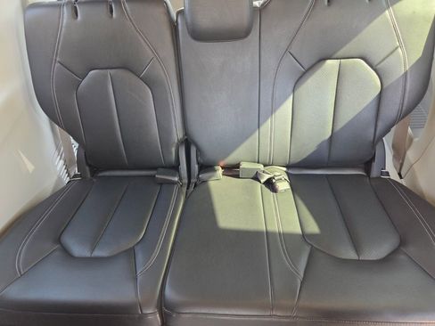 Used 2022 Chrysler Pacifica Touring-L image 8