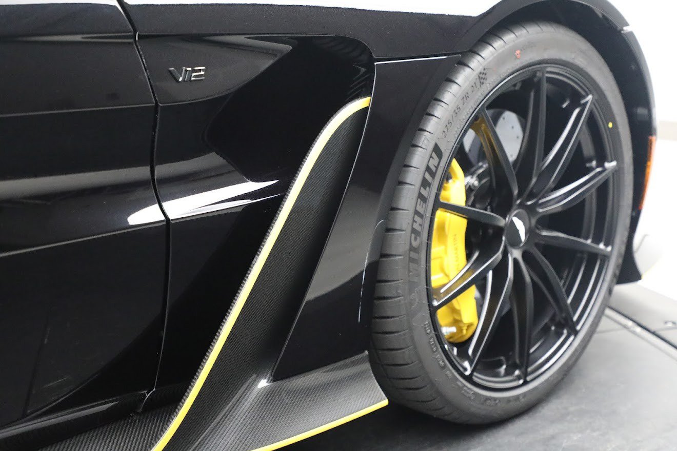 Used 2023 Aston Martin V12 Vantage Roadster RWD image 30