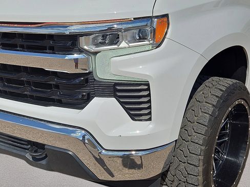 Used 2023 Chevrolet Silverado 1500 LT AWD/4WD image 9